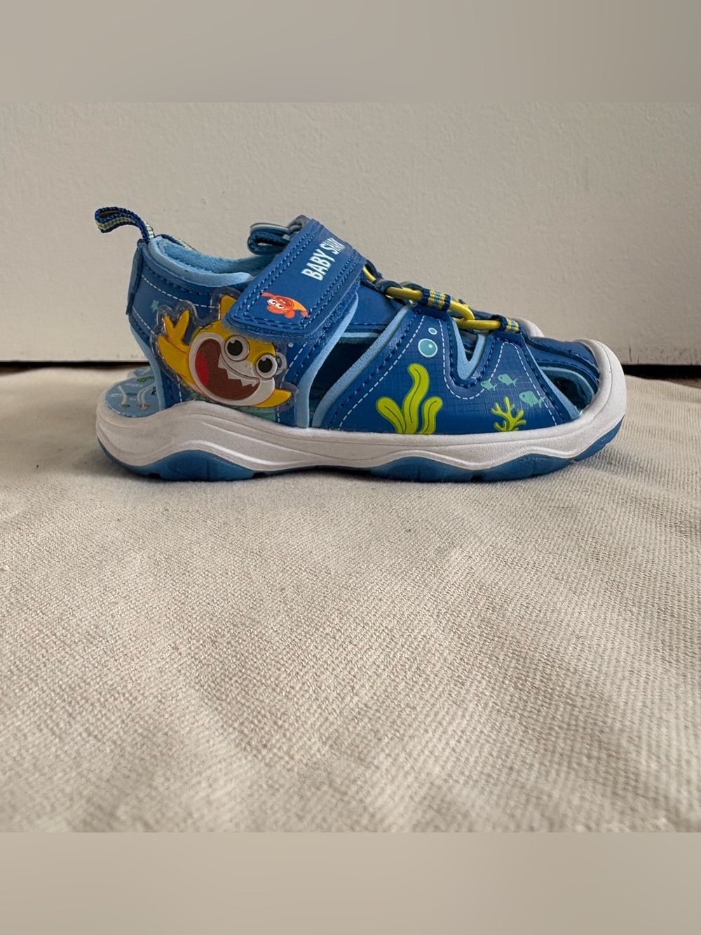 Baby Shark Blue Graphic Print Hook & Loop Adjustable Strap Light Up Sandals US 7